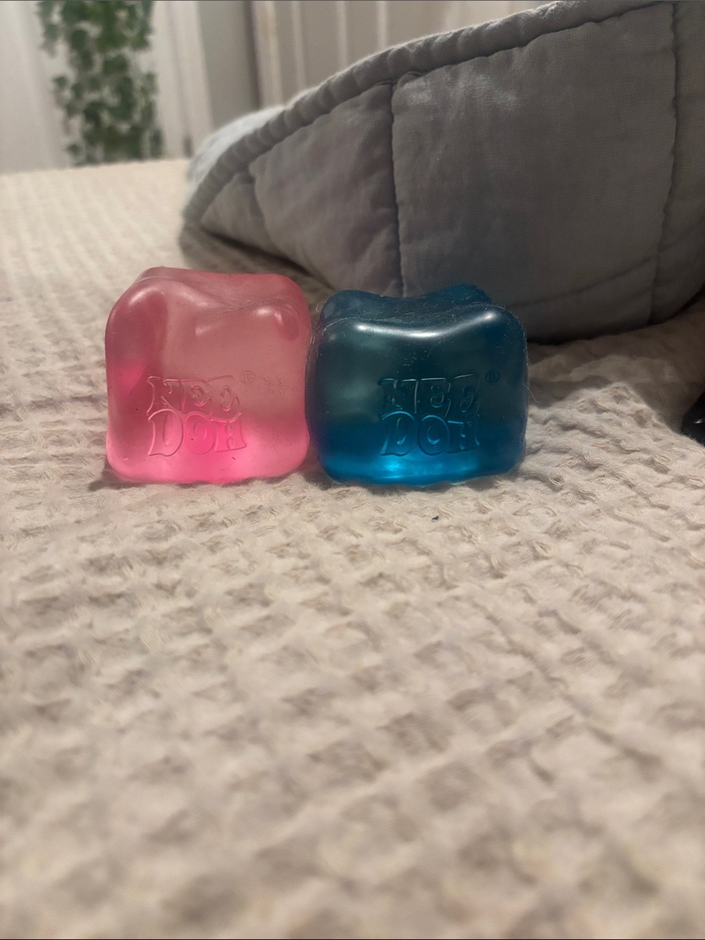 Two needohs nice cubes
Blue, pink